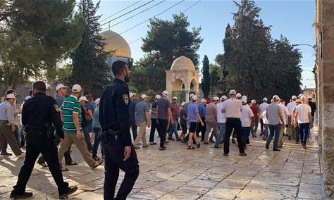 عشرات الصهاينة اقتحموا باحات المسجد الاقصى بحماية العدو الاسرائيلي